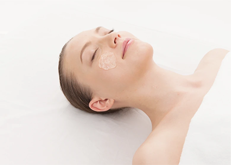 専用ジェルを塗布